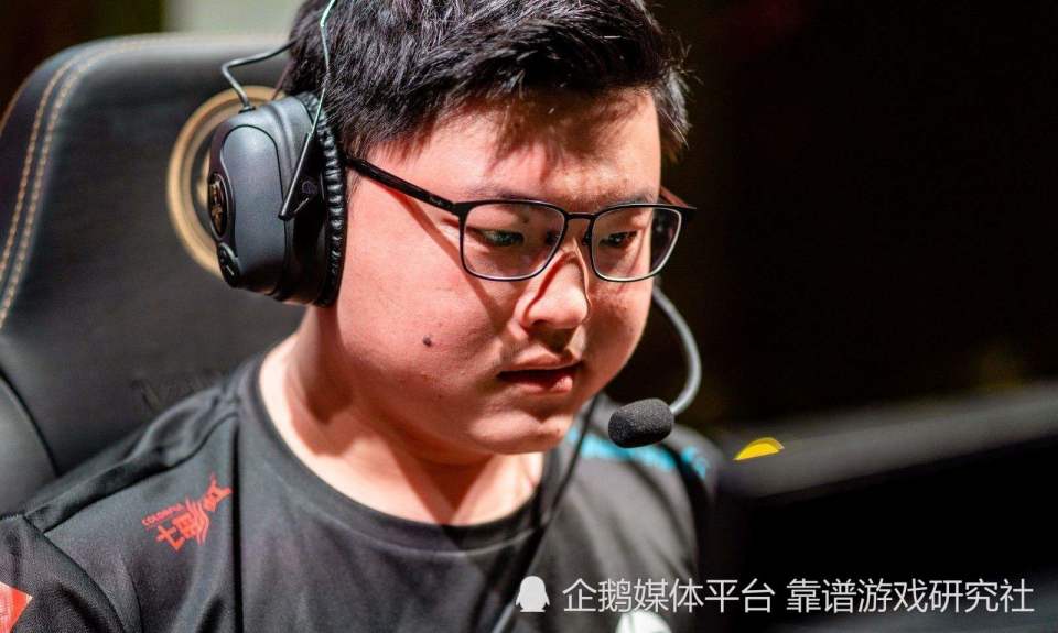 Uzi重返赛场，晋级下一阶段首场状态出色，快船观众沸腾！